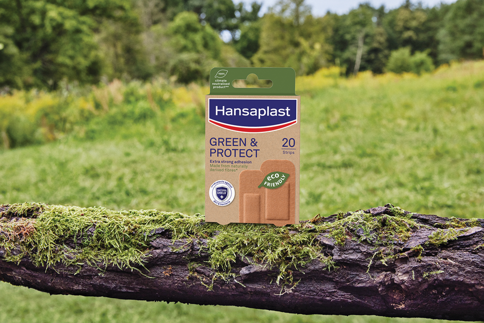 Pakiranje Hansaplast Green&Protect u okuženju prirode.