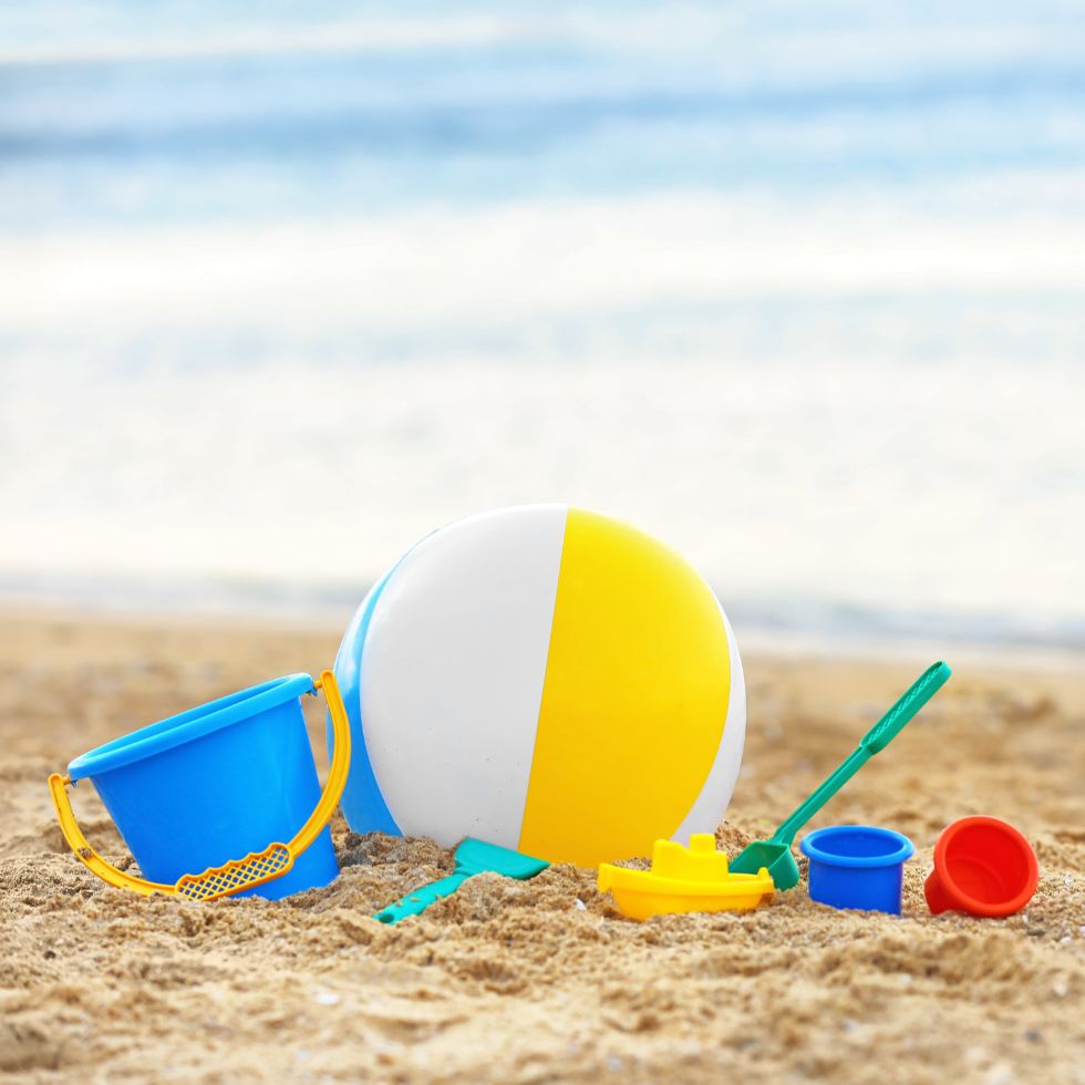 Dječje igračke za pijesak na pješćanoj plaži.