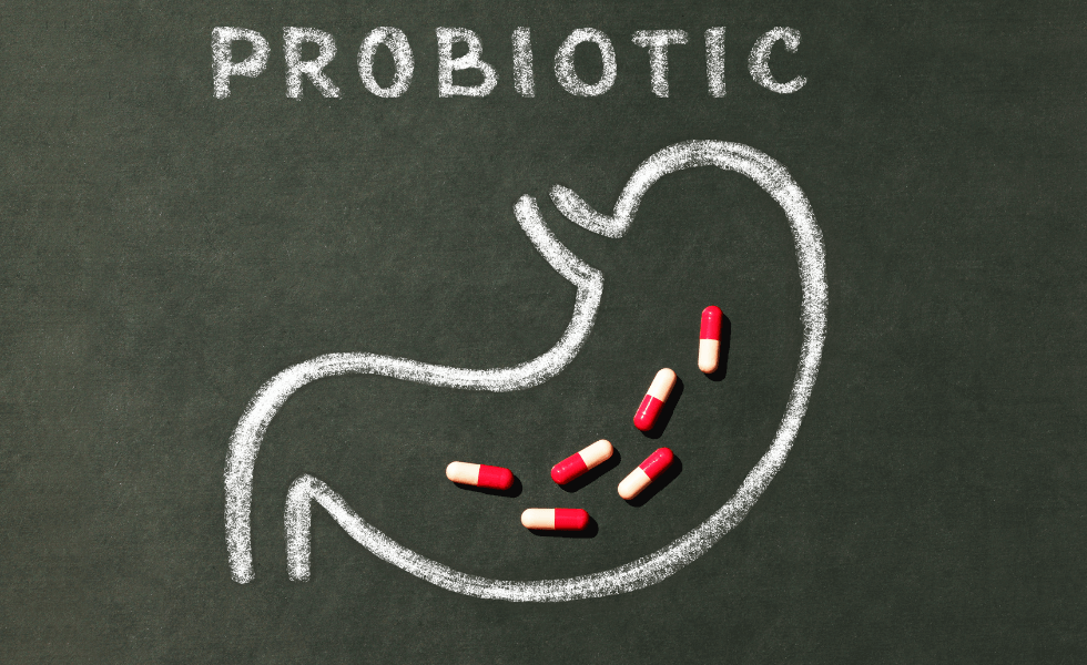 Ploča na koju je napisana kredom probiotici i na kojoj je nacrtan želudac i kapsule probiotika su položene na ploču.