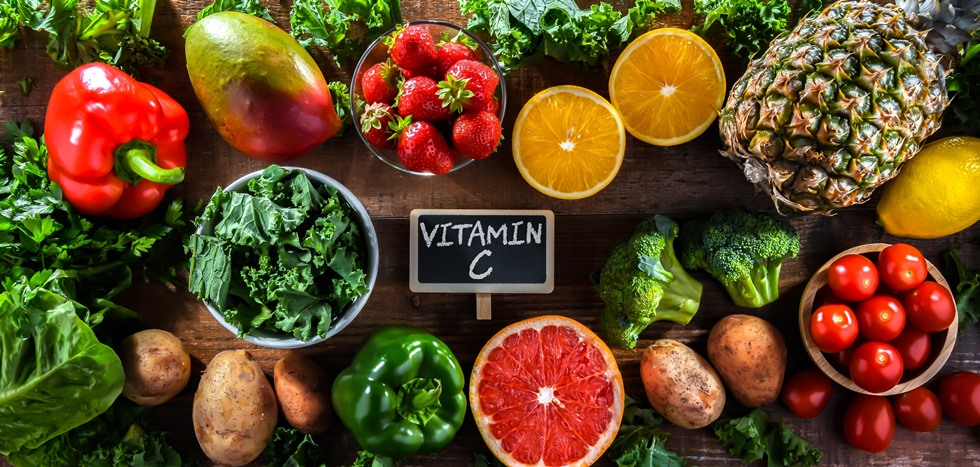Voće i povrće na drvenom stolu u kojem dominira C vitamin.